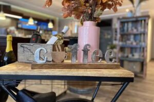 Loras Cafe Bar