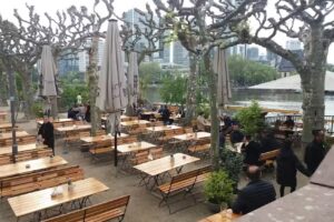 MAIN TERRASSE – Winterterrasse mit Skyline-Blick