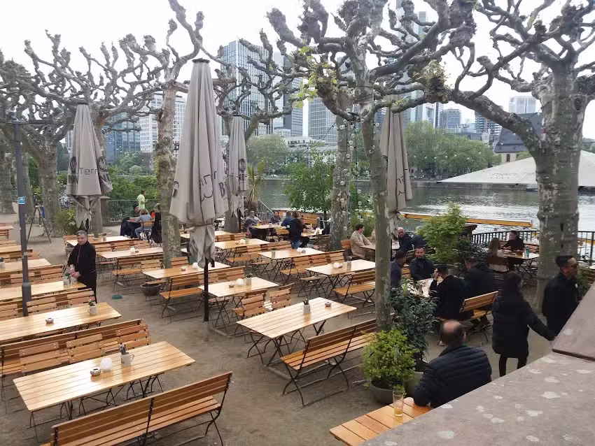 MAIN TERRASSE &ndash; Winterterrasse mit Skyline-Blick
