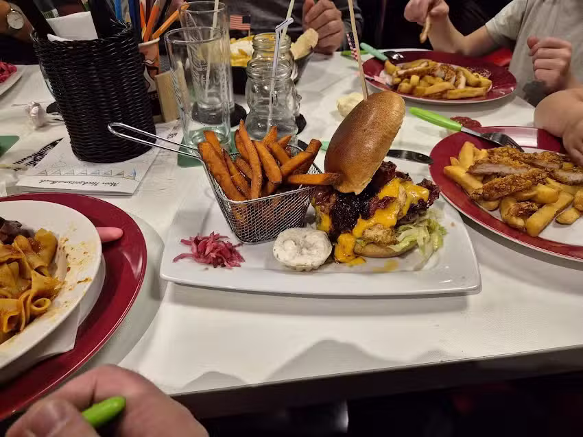 Mary-Lou’s American Diner & Bowling