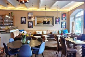 Mary&rsquo;s Caf&eacute; Lounge