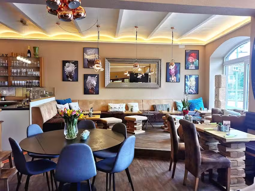 Mary&rsquo;s Caf&eacute; Lounge