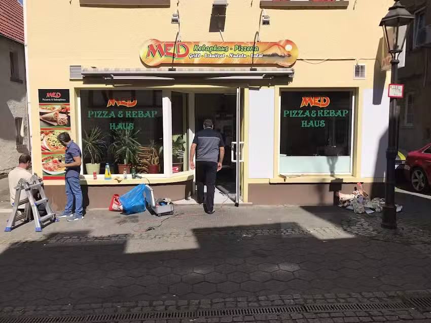 Med Pizza und D&ouml;ner Haus