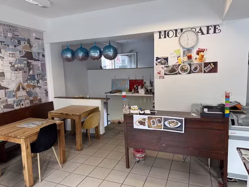 Mom Cafe & Asia Markt