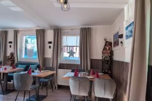 Momo Restaurant/ Corner Bar