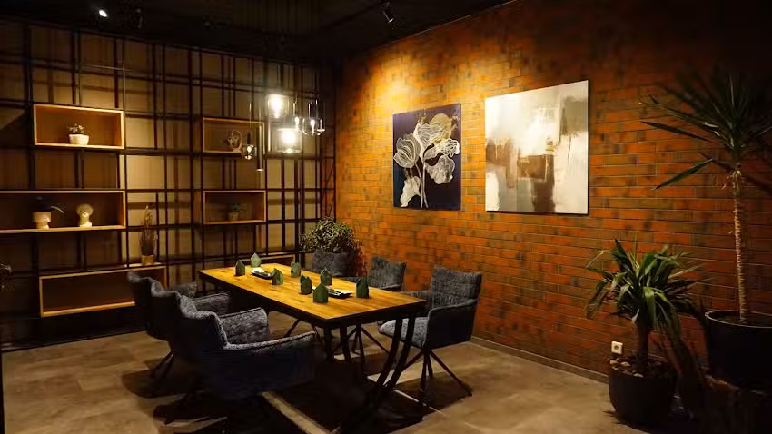 MONZI &ndash; Restaurant & Caf&eacute;