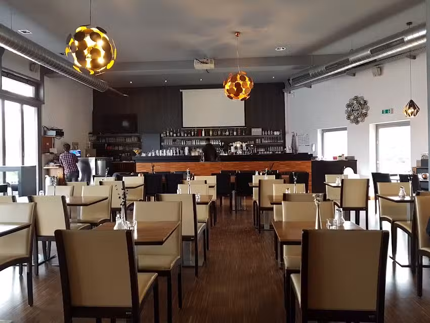 Motion Caf&eacute; Bar