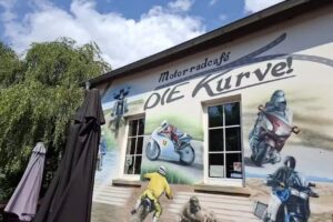 Motorradcaf&eacute; &ndash; DIE Kurve!