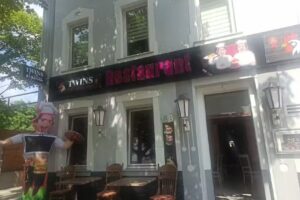 مطعم التوأم /Twins Restaurant