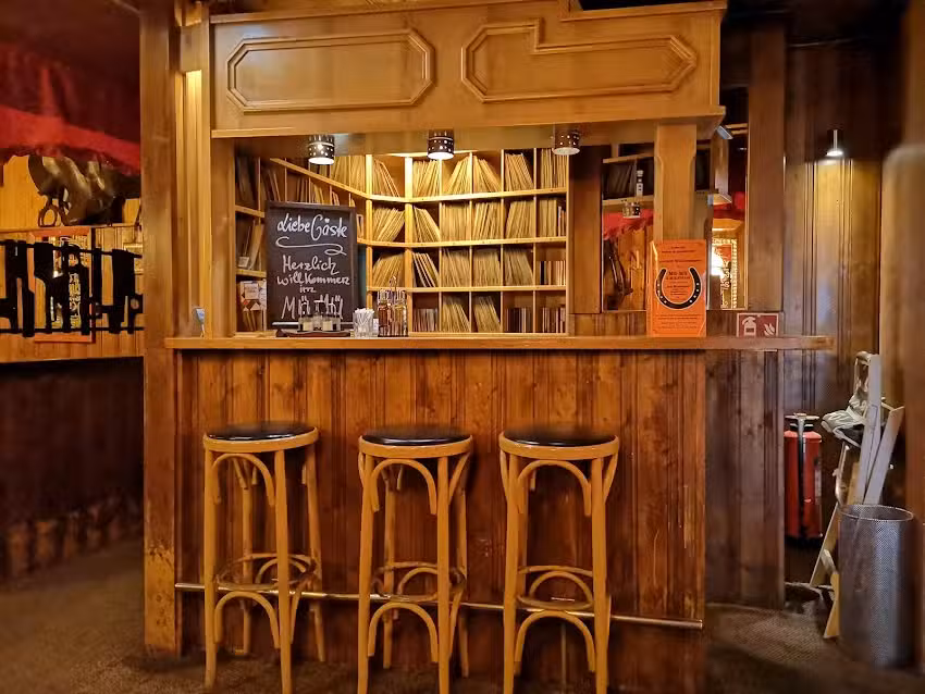 M&uuml;-M&uuml; Saloon