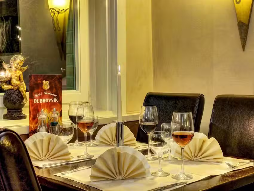NOEL restaurant&middot;bar&middot;hotel