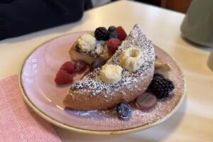 OM NOM NOM CAF&Eacute;