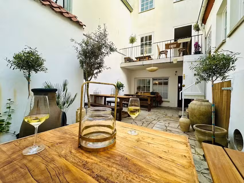 Patio &ndash; Caf&eacute;, Tapas & Wein Bar