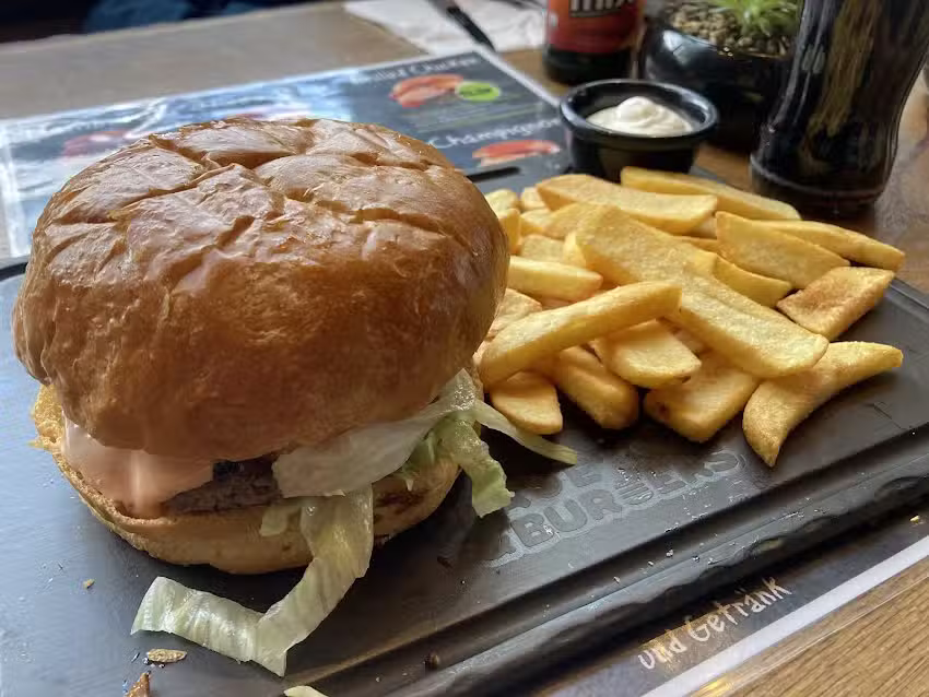 PEACE LOVE & BURGERS