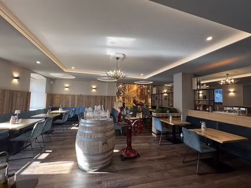 Platzhirsch im Laubenbr&auml;u