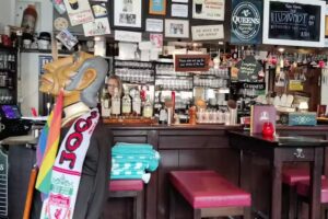 Queens Caf&eacute; and Pub