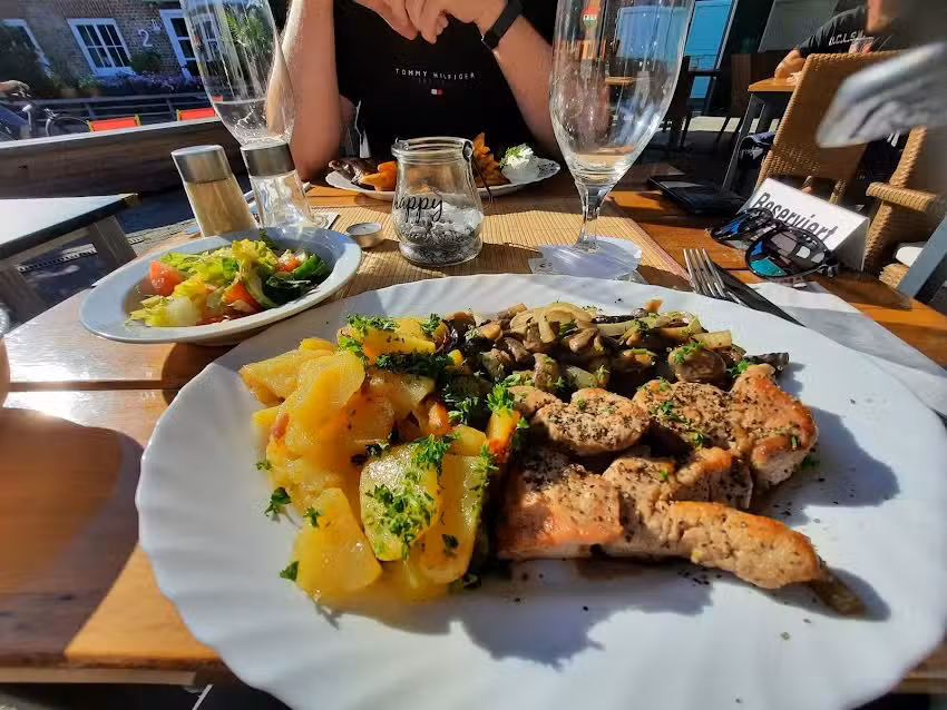 Restaurant & Bar Tuckers