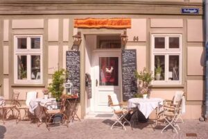 Restaurant & Cafe &bdquo;Le Petit&ldquo;