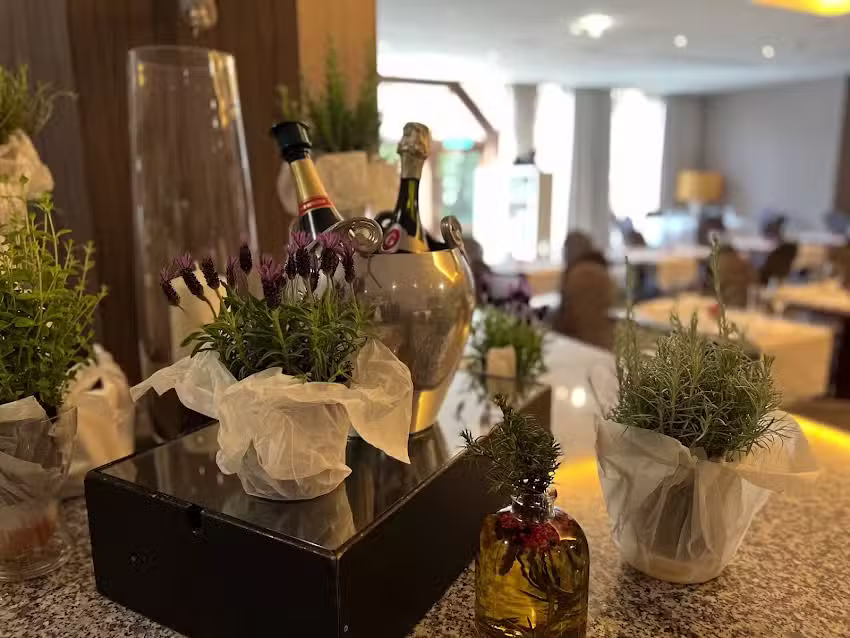 RIVERSIDE Restaurant & Bar