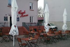 Roadhouse Restaurant, Bar
