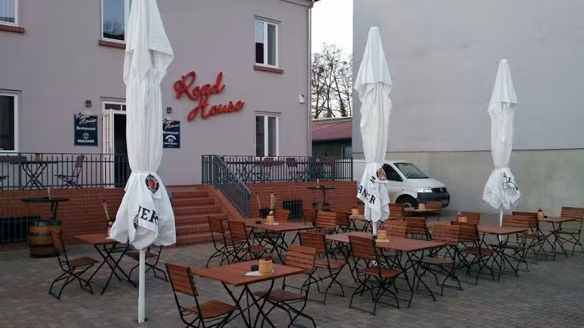 Roadhouse Restaurant, Bar