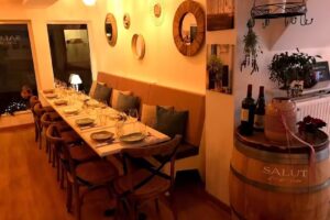 Salut le Café Bistro