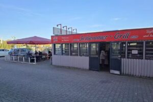 Schlemmergrill vor dem Rollermarkt
