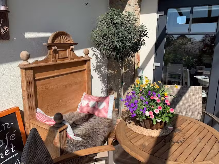 Schmeckew&ouml;hlerchen, Gartencaf&eacute; und Vintage-Shop