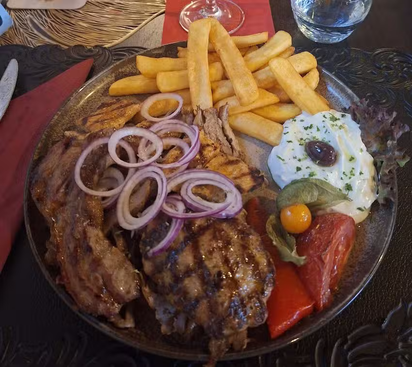 Taverna Adonis im alten Uhu