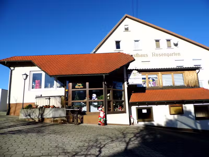 Teddybären im Rosengarten und Rosengarten-Stüble