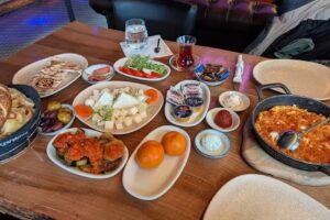 Teras mediterranes Frühstück