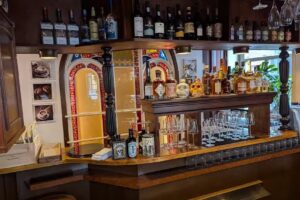 The Gambit Schach & Weinbar