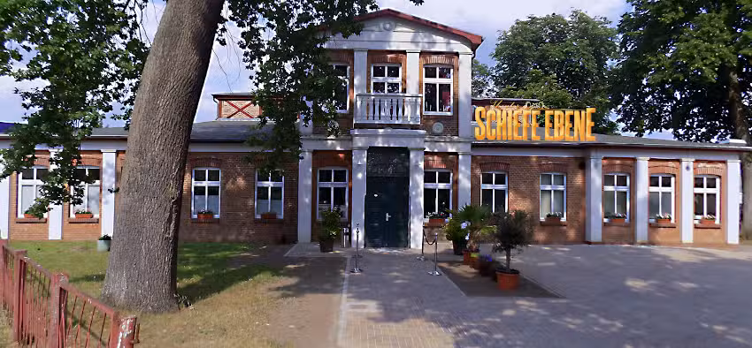 Theater Schiefe Ebene