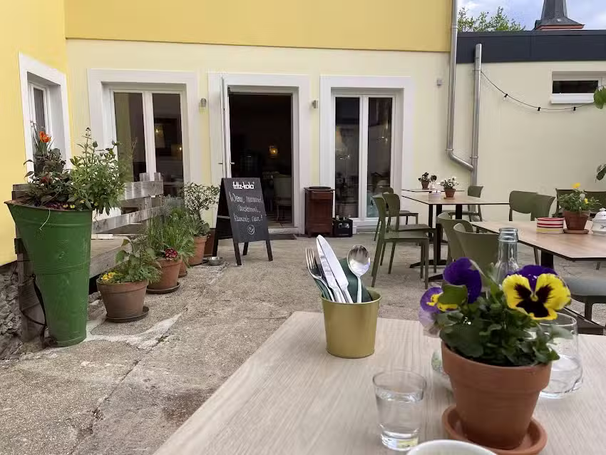 Ti&rsquo;s Caf&eacute;