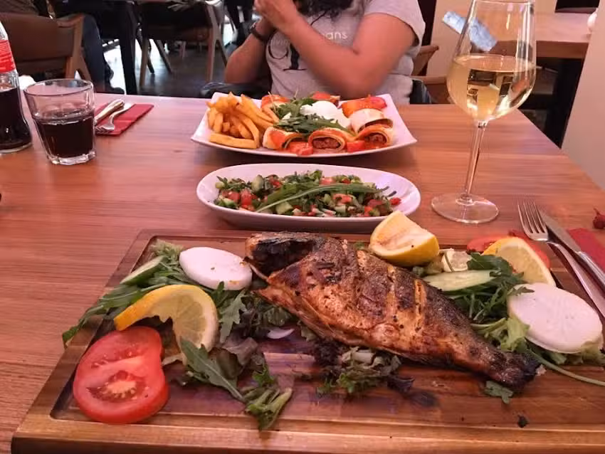 TROJA Caf&eacute; & Restaurant