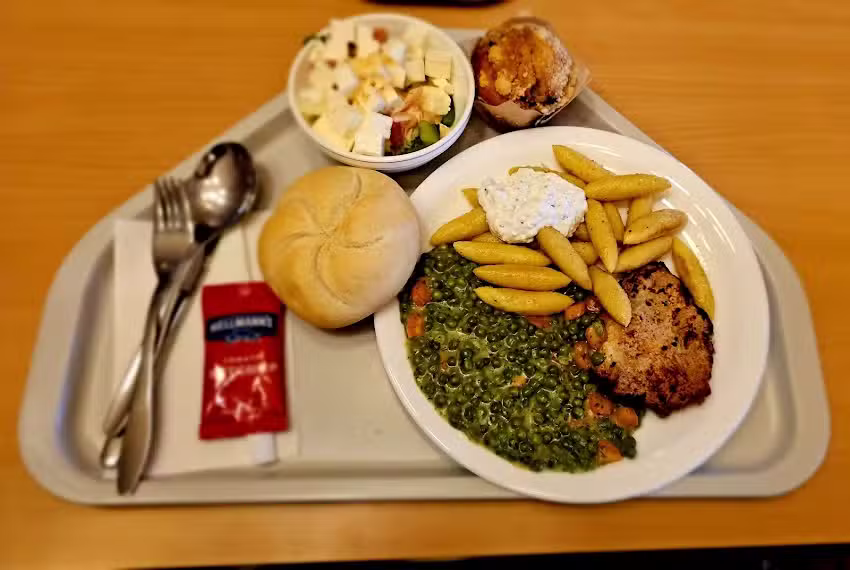 Truppenk&uuml;che an der Schie&szlig;bahn