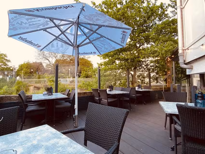 Uferlos &ndash; Theke & Kegelbahn