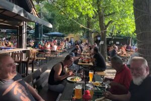 Uferst&uuml;ble Biergarten