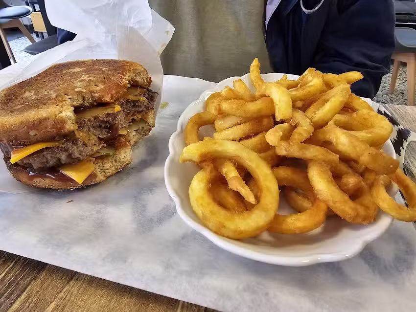 UNCLE SAM&rsquo;S Burger