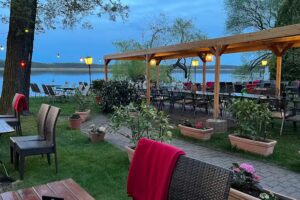 VANA Restaurant & Seeblick Apartments