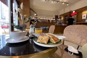 VILLAGE Tagesbar