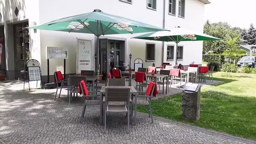 Vis &agrave; Vis Bistro Caf&eacute;