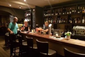 Weinbar gegen&uuml;ber