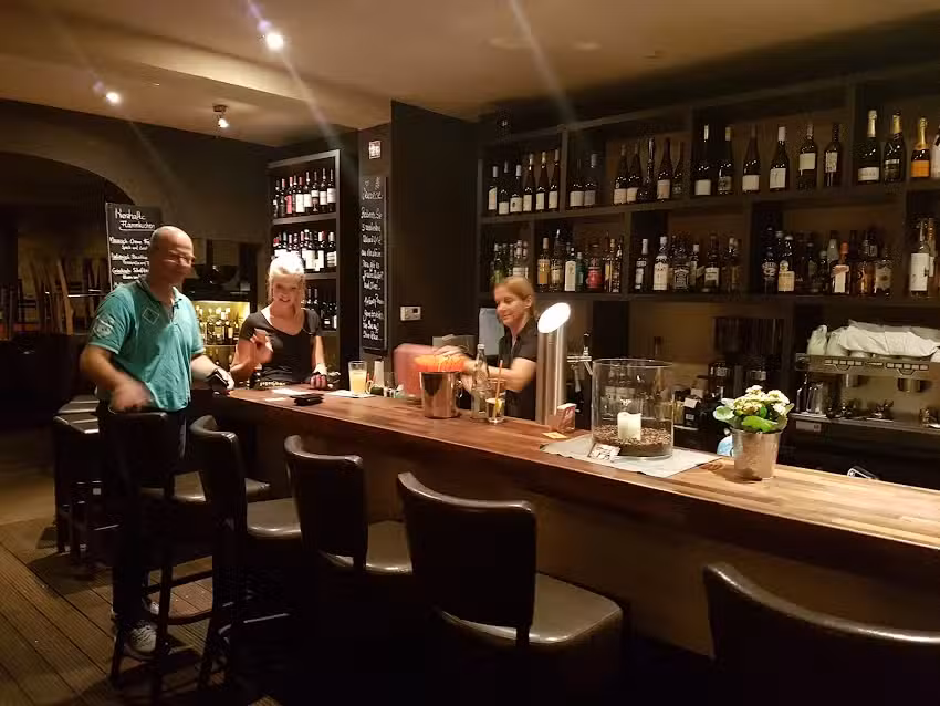 Weinbar gegen&uuml;ber