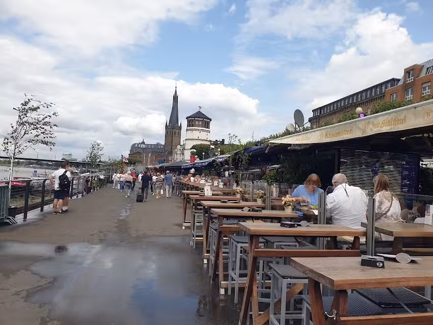 Wei&szlig;e Flotte unter der Pegeluhr