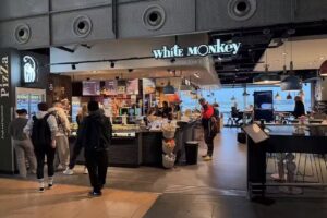White Monkey Flughafen Hamburg