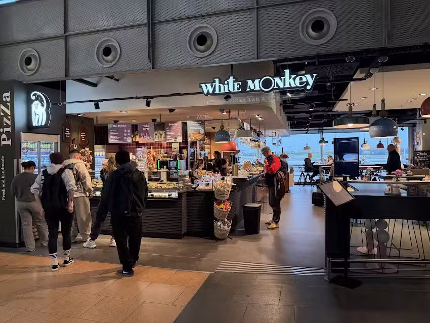 White Monkey Flughafen Hamburg