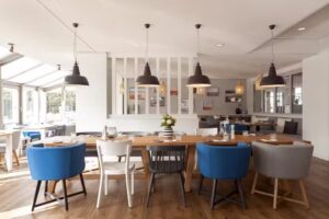 Wyn. KITCHEN. BAR