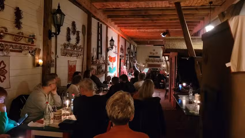 Zolt&aacute;ns Hof &ndash; Live-Musik Abende, ungarische Cs&aacute;rda