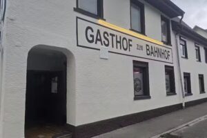 Zum Bahnhof